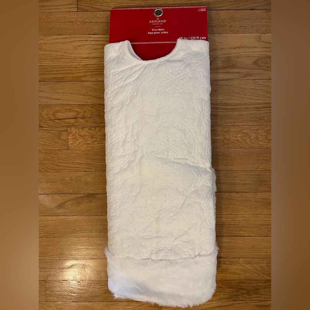 TREE SKIRT: 4ft White Snowflake Ashland Tree Skirt